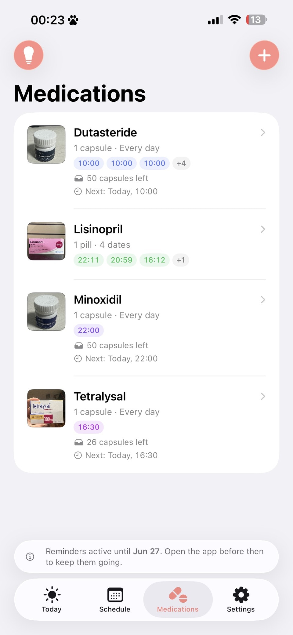 여러 약의 일정과 남은 수량이 표시된 Pill Lock 약 목록.
